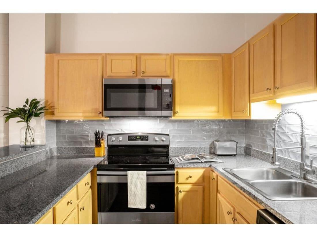 Beautiful 2Br 2Ba In The Block By Cozysuites Indianapolis Exterior photo